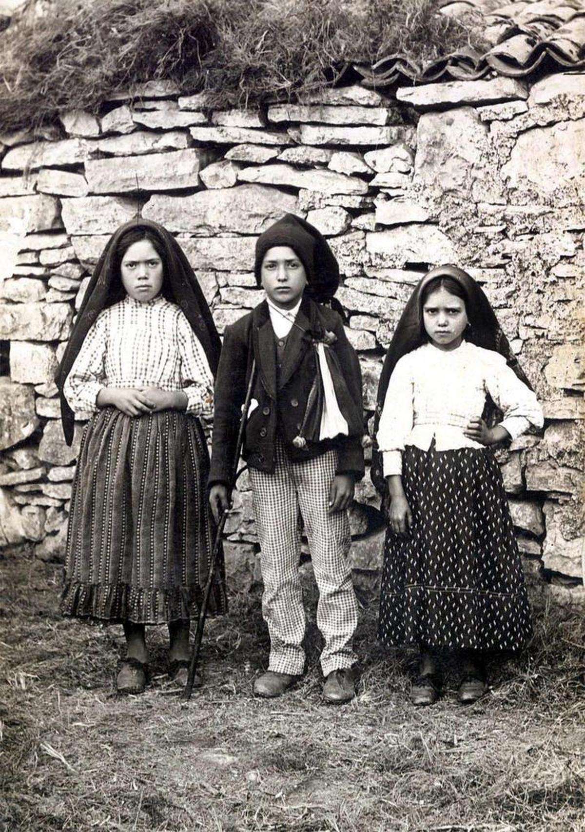Foto de 1917 con Lucía Dos Santos (izq.) y sus primos Jacinta (der.) y Francisco Marto. Los tres pastorcillos que vieron a la Virgen en Fátima y depositarios de sus secretos. Jacinta y Francisco serán canonizados por el papa Francisco el 13 de mayo.