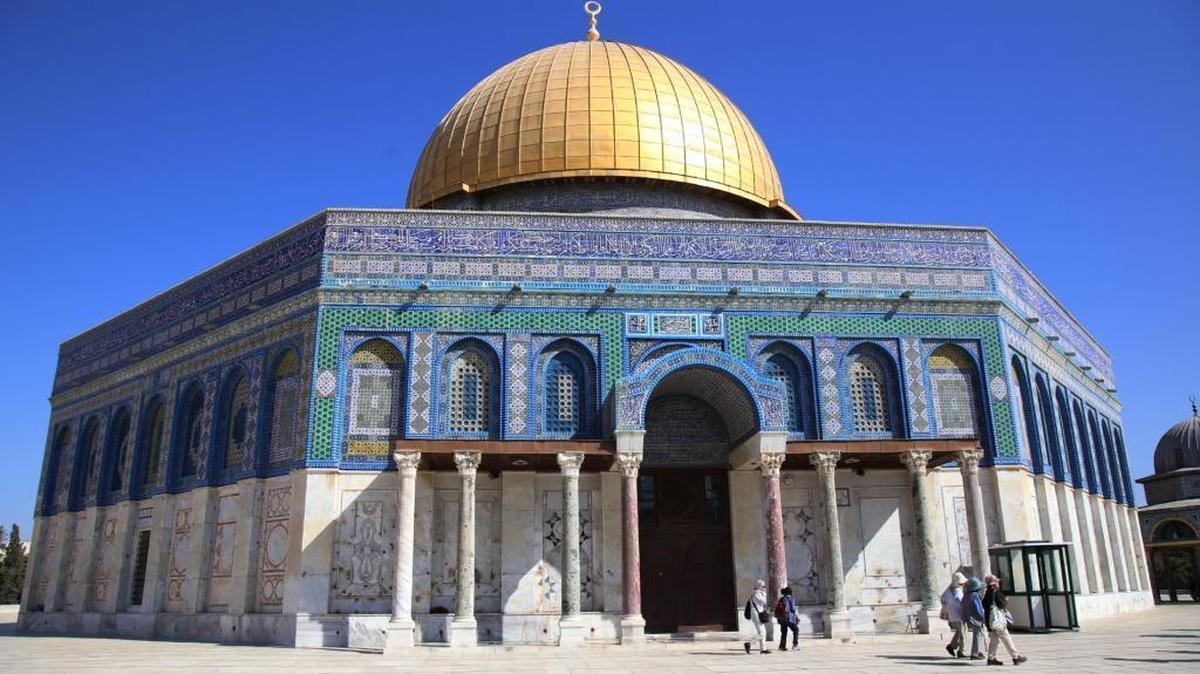 La Cúpula de la Roca, en la explanada que alberga las mezquitas, conocida como Noble Santuario para los musulmanes o como Monte del Templo para los judíos, en Jerusalén (Israel).
