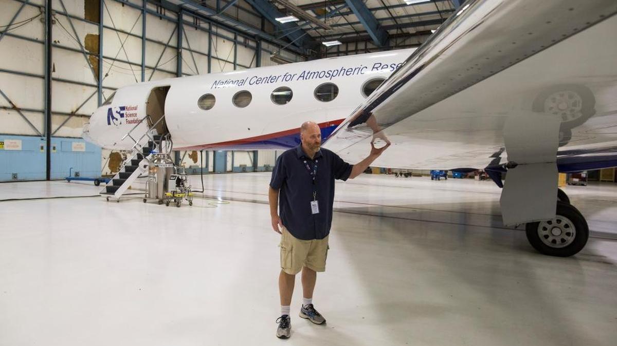 Louis Lussier, director del proyecto de la aeronave de investigación del Centro Nacional de Investigación Atmosférica, junto al Gulfstream V. “No tenemos segunda oportunidad, hay poco espacio para el error,” dijo Lussier.