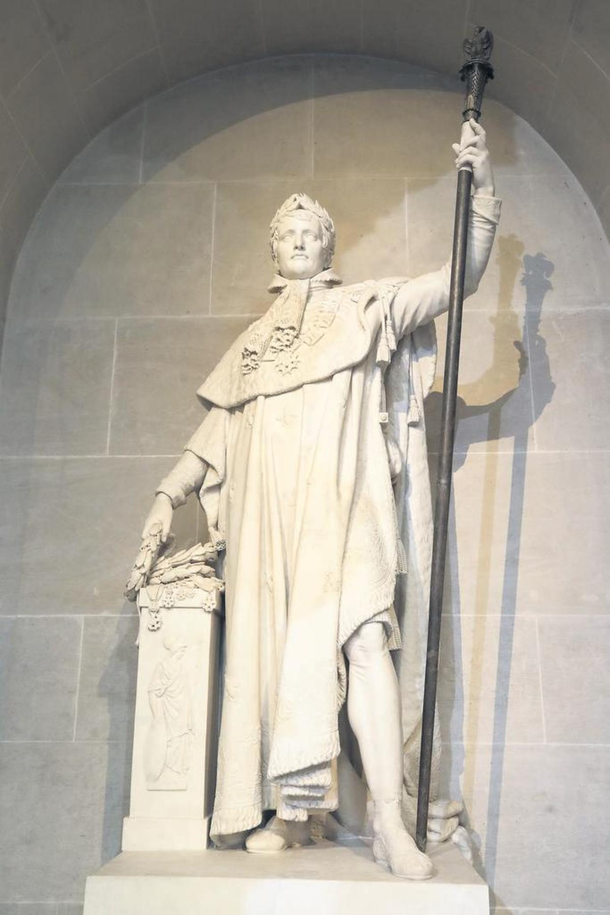 Una estatua de Napoleón en la Academie Francaise, en París, Francia.