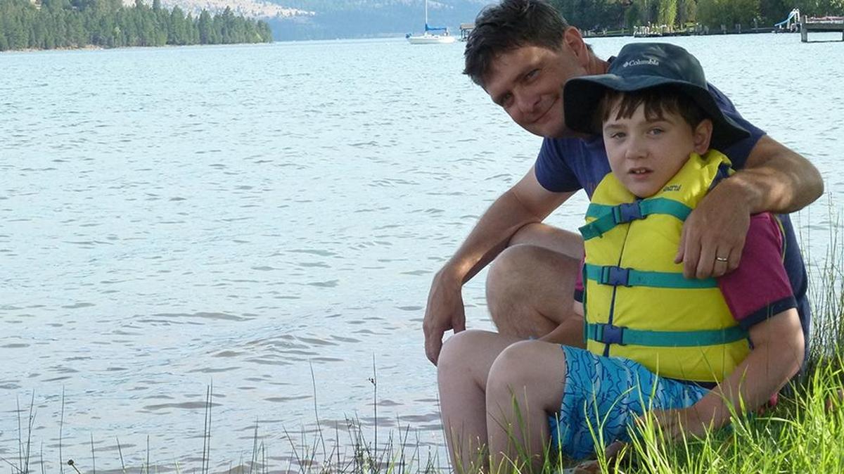Ben Long, de Kalispell, Montana, se preocupa porque su hijo Aidan, quien sufre de graves convulsiones, podría quedar sin cobertura del Medicaid si los republicanos en el Senado aprueban la propuesta para reemplazar la ley de salud.