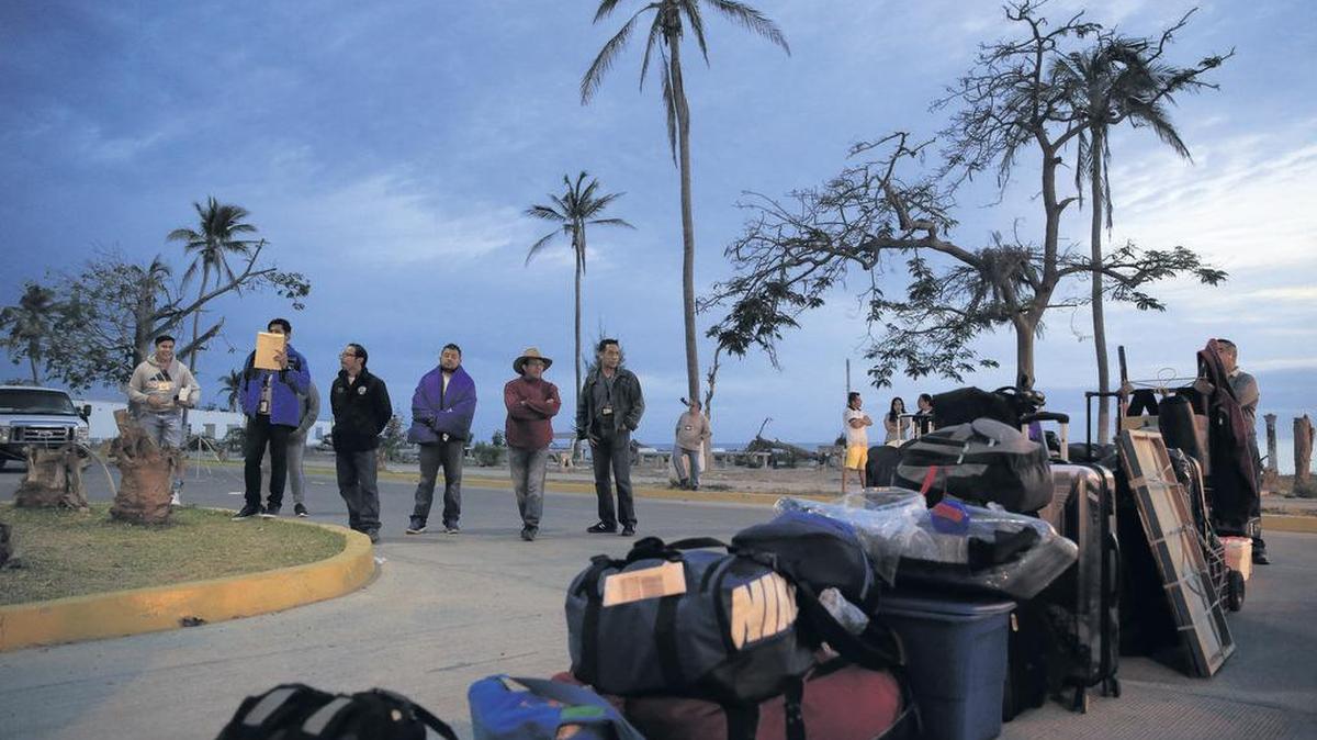 Empleados de la prisión son trasladados de las Islas Marías a otras cárceles en tierra firme en un barco de la marina mexicana.