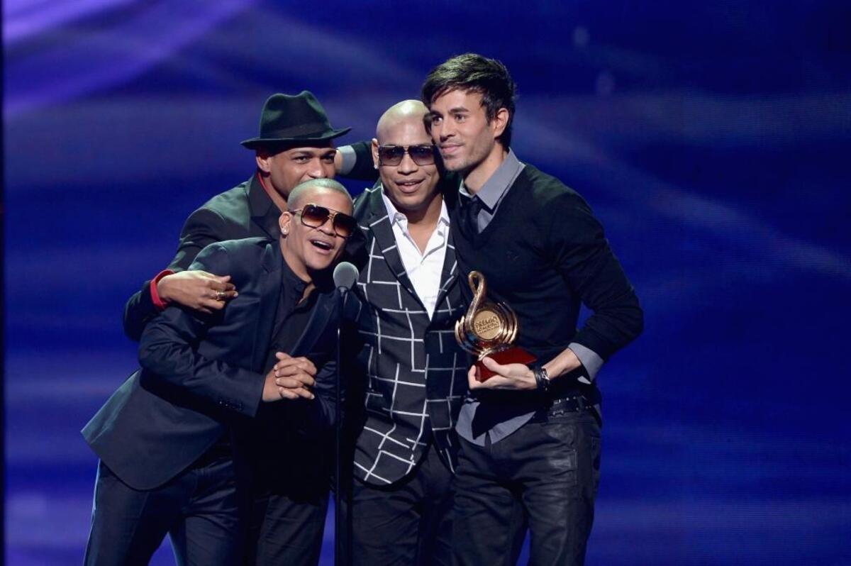 Descemer Bueno (atrás) con Gente Zona y Enrique Iglesias durante la entrega de Premios Lo Nuestros en el 2015.