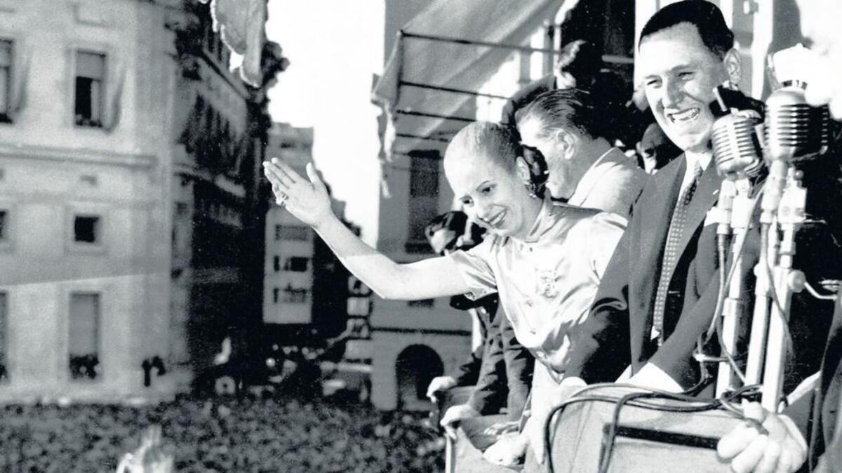El presidente Juan Perón y su esposa Eva saludan desde el balcón de de la Casa Rosada en 1950.