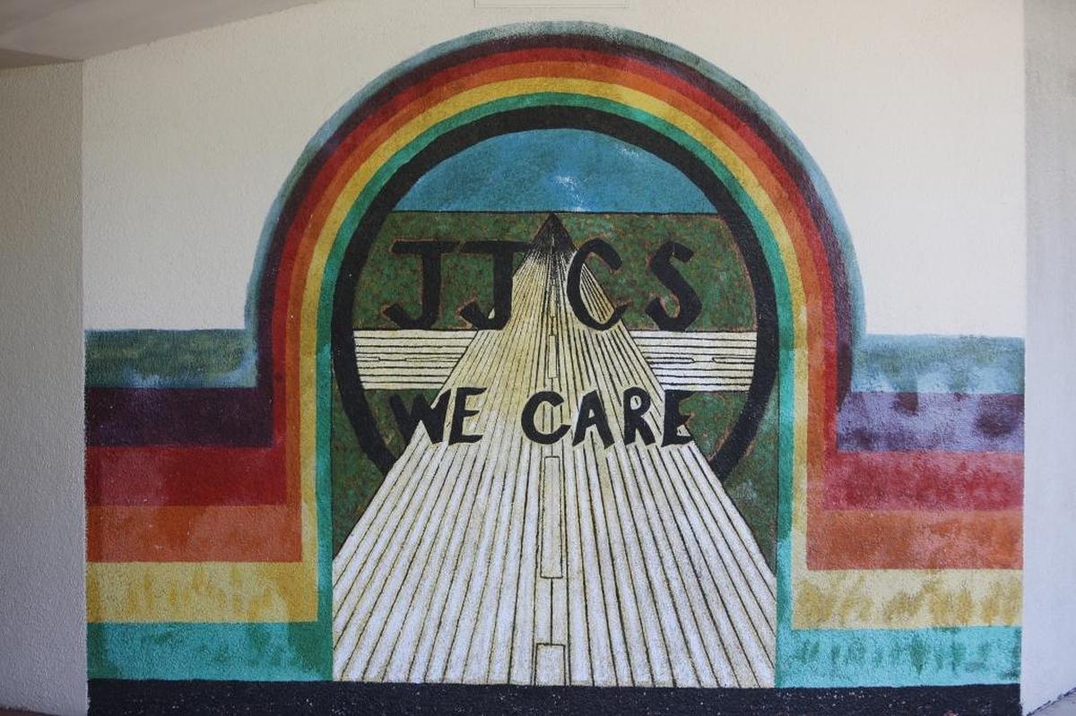 Un mural en el Centro Regional de Detención Juvenil de Miami-Dade tiene un letrero que indica que los jóvenes allí sí importan.