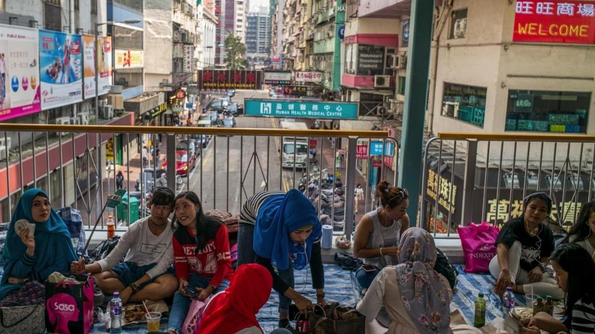 Un punto de reunión para quienes toman el paseo con Hong Kong Free Tours, donde a su vez se congregan trabajadoras domésticas para pasar su día libre, en la zona de Mong Kok, Hong Kong, el 30 de julio. Estas trabajadoras ganan por debajo del salario mínimo en la ciudad.