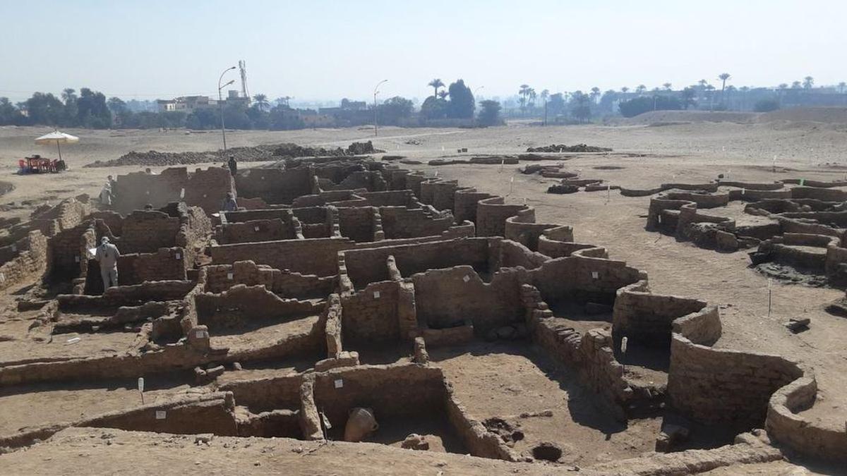 Las calles de la ciudad están flanqueadas por casas, con piedras en sus muros de hasta tres metros de alto.