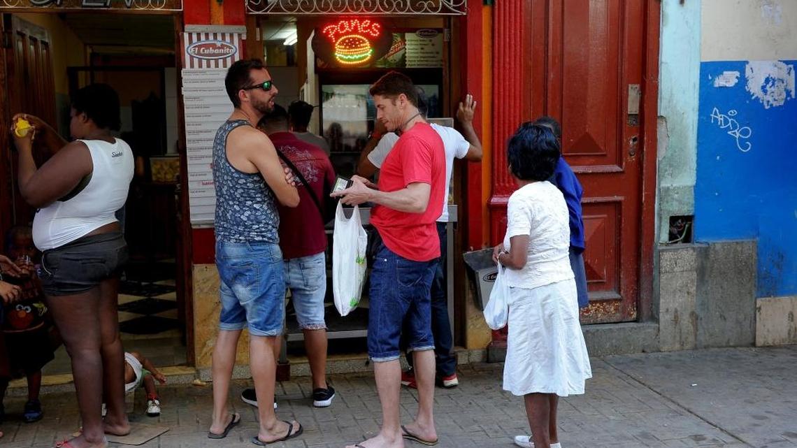 Un grupo de personas hace fila en una cafetería en La Habana, el 10 de febrero.