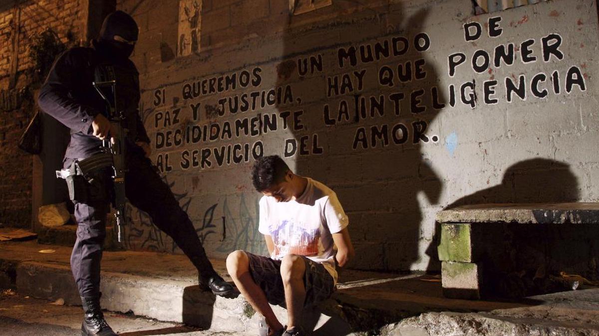 ESA05. SAN SALVADOR (EL SALVADOR), 05/09/2013.- Fotografaaa cedida hoy, jueves 5 de septiembre de 2013, por la Fiscalaaa General de la Repaablica que muestra a uno de los 90 pandilleros capturados e involucrados en homicidios, extorsiones y agrupaciones ilaacitas en una operaciaan ejecutada en San Salvador (El Salvador). La pandilla 18 y la Mara Salvatrucha mantienen desde marzo de 2012 una “tregua” o pacto de no agresiaan que, segaan las autoridades, ha bajado en 52% los homicidios en El Salvador. EFE/Fiscalaaa General de la Repaablica/SOLO USO EDITORIAL / NO VENTAS