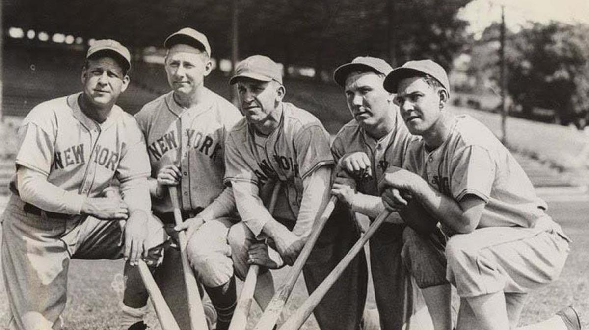 VARIOS JUGADORES de los Gigantes de Nueva York campeones de la Liga Nacional durante el entrenamiento primaveral en el Estadio La Tropical en La Habana, en 1937.