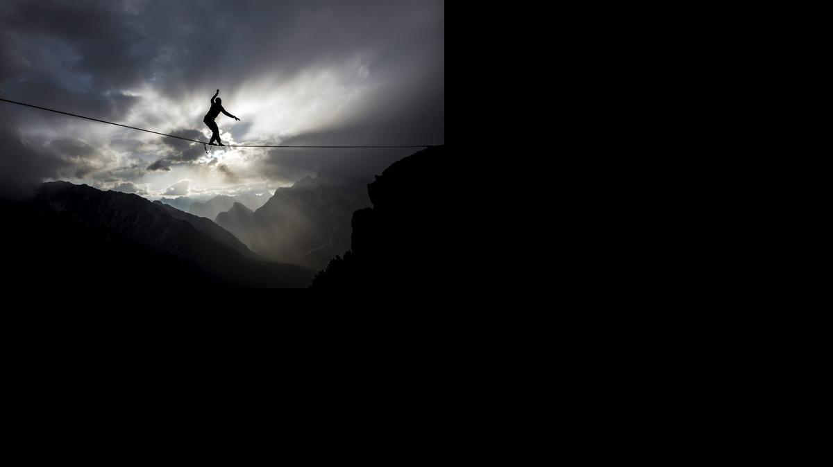 
Fotografía fechada el 8 de septiembre, y facilitada este jueves, que muestra a un atleta aficionados al deporte extremo caminando sobre una cuerda floja a decenas de metros de altitud durante el encuentro internacional “Highline” en Monte Piana, cerca de Misurina, en los Alpes italianos.
