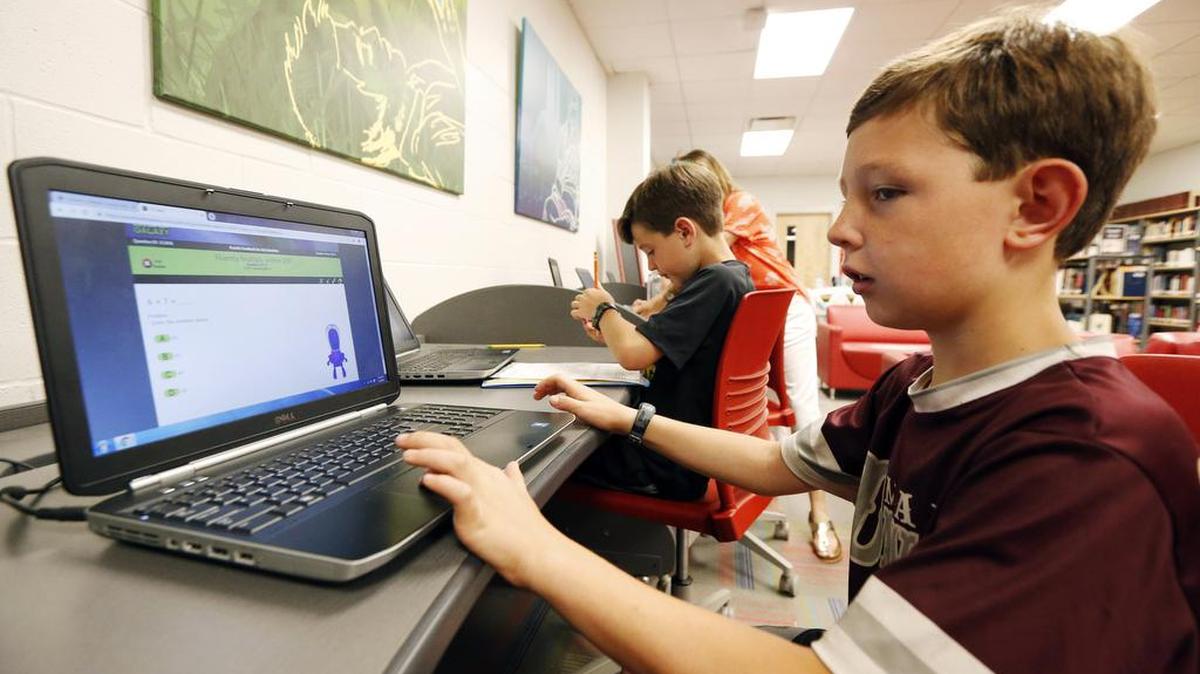 Miles Stidham, estudiante de tercer grado, utiliza los servicios de internet de la biblioteca de su escuela ya que en su casa, en un campo de Mississippi, no llega la señal.