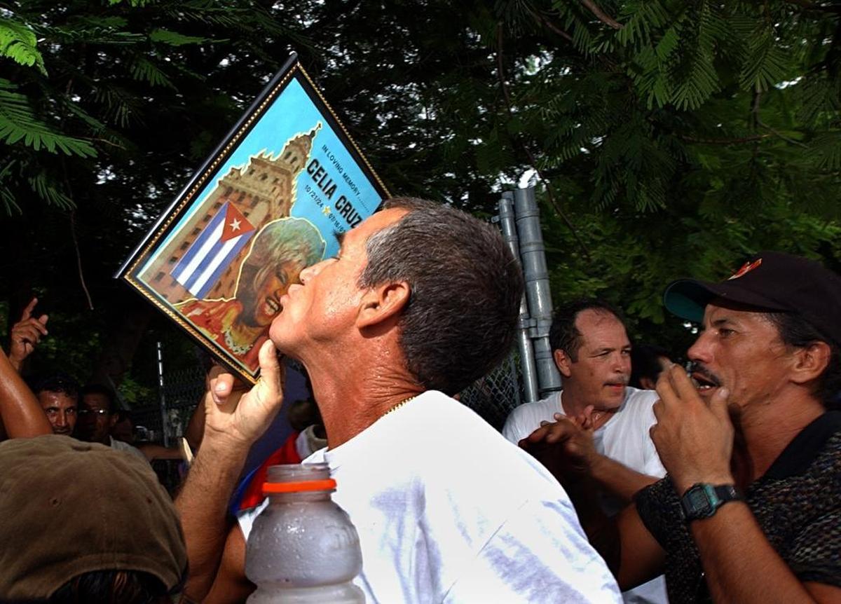Un beso que sale del corazón, así la despide uno de los asistentes al funeral de Celia Cruz, en la Torre de la Libertad, en julio del 2003.