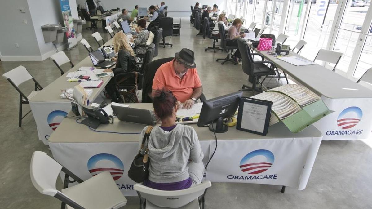 Cuando Obama asumió la presidencia en 2009, durante la peor recesión económica desde la Gran Depresión, más de 50 millones de estadounidenses no tenían seguro médico, casi el 17% de la población.