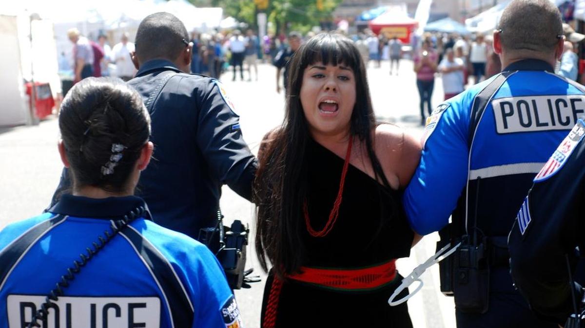 La policía de Santa Fe, en Nuevo México, arresta a Jennifer Marley, organizadora de una protesta en contra de un evento que celebra al conquistador español Don Diego de Vargas, el 8 de septiembre.