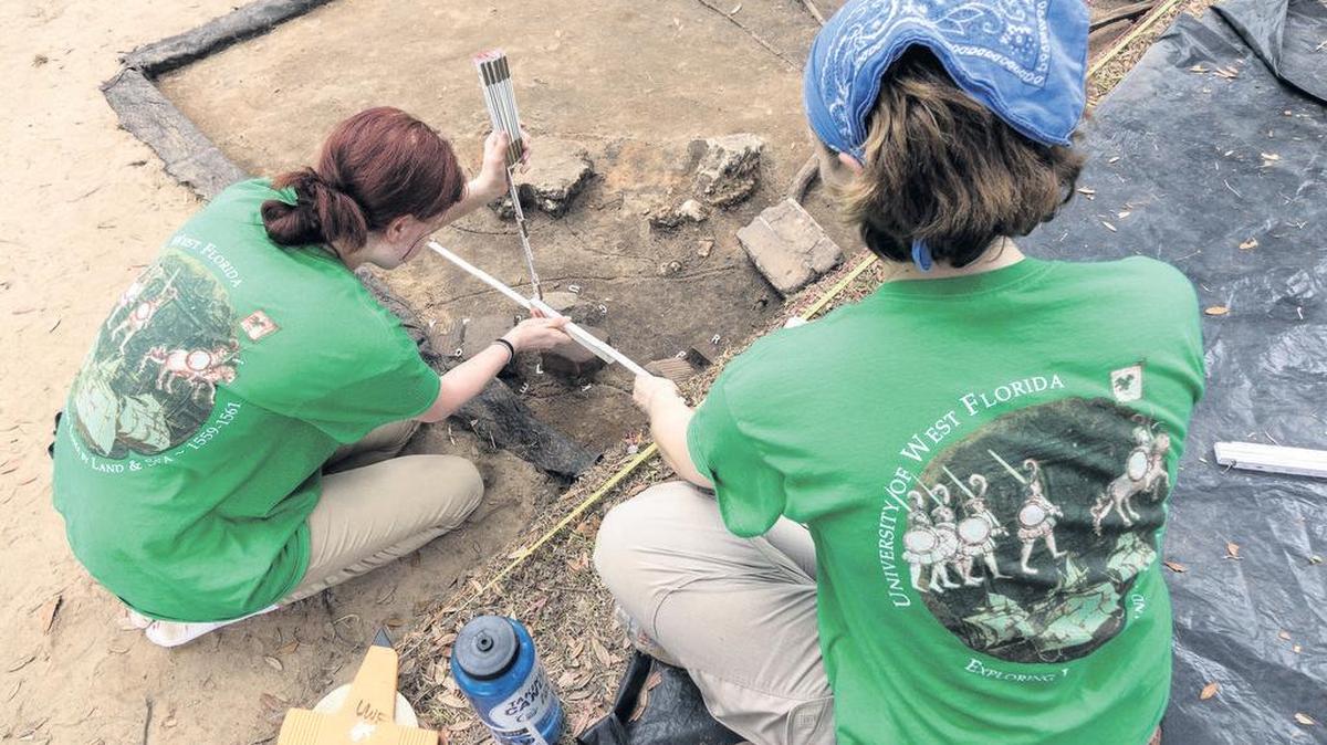 Estudiantes del programa arqueológico de la Universidad de Florida Occidental, liderado por el arqueólogo John Worth, trabajan en un yacimiento donde se cree se localizó el primer asentamiento de europeos en Estados Unidos, en Pensacola, Florida.