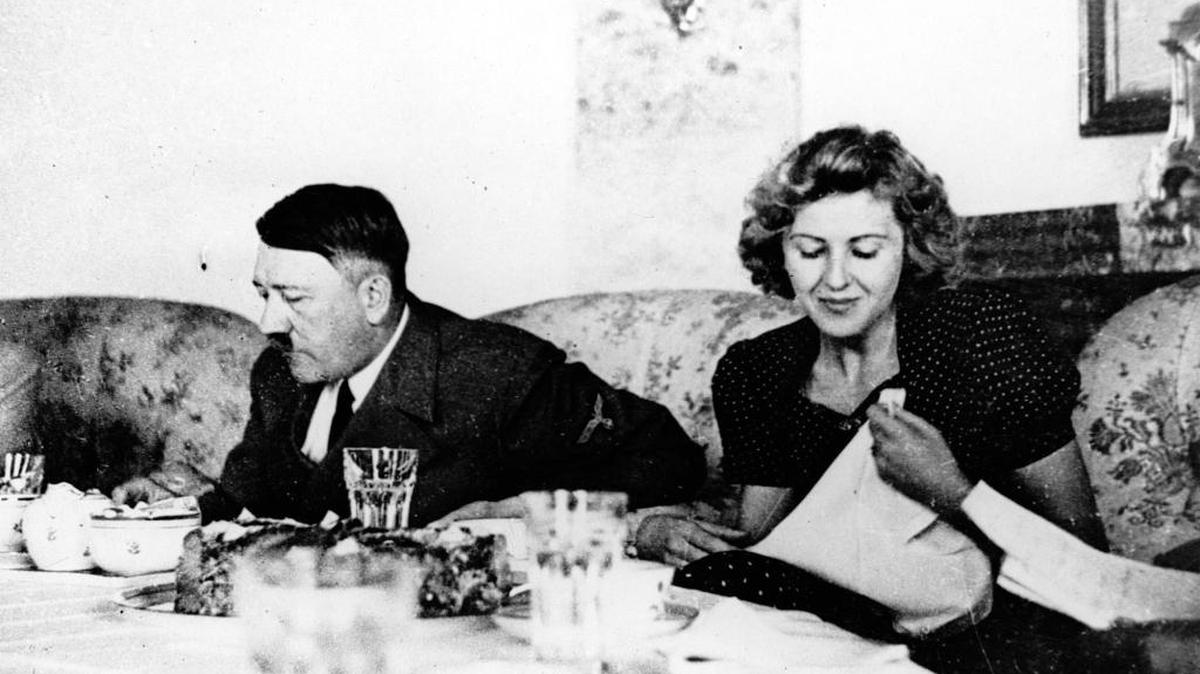 Esta foto sin fecha muestra a Adolfo Hitler y Eva Braun en una cena.