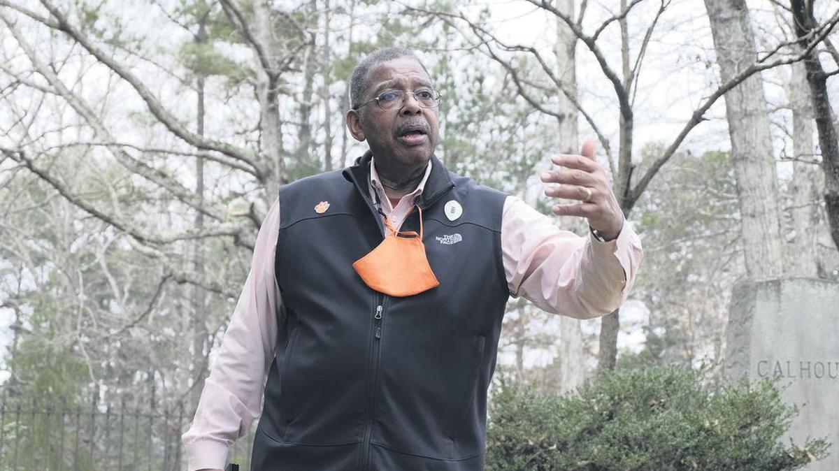 James E. Bostic, antiguo miembro de la junta de la Universidad de Clemson y el primer afroamircano en obtener un doctorado en dicha universidad.