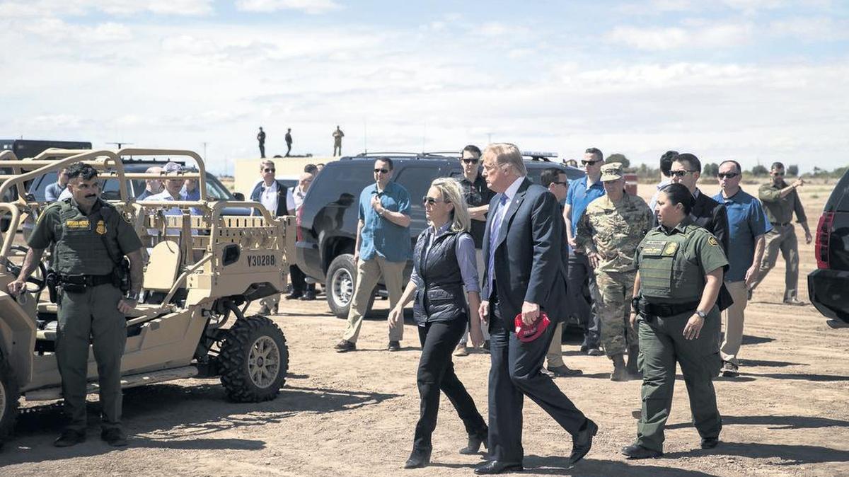 El presidente Donald Trump camina junto a la Secretaria de Seguridad Nacional, Kirstjen Nielsen, en el pueblo de Calexico, California la semana pasada.
