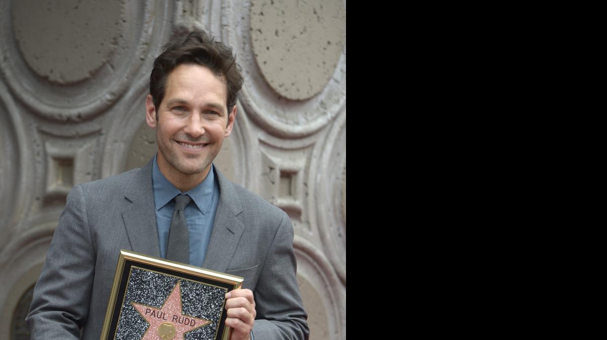 
El actor, comediante, escritor y productor estadounidense Paul Rudd junto a su estrella en el Paseo de la Fama en Hollywood el miércoles.
Rudd comenzó su carrera como comediante y entre sus películas más conocidas se encuentran Clueless en (1995), Wet Hot American Summer en el (2001), Anchorman: The Legend of Ron Burgundy en el (2004), The 40-Year-Old Virgin en el (2005), Knocked Up en el (2007), I Love You, Man en el (2009), This Is 40 en el (2012), y Anchorman 2: y The Legend Continues en el (2013) entre otras. 
