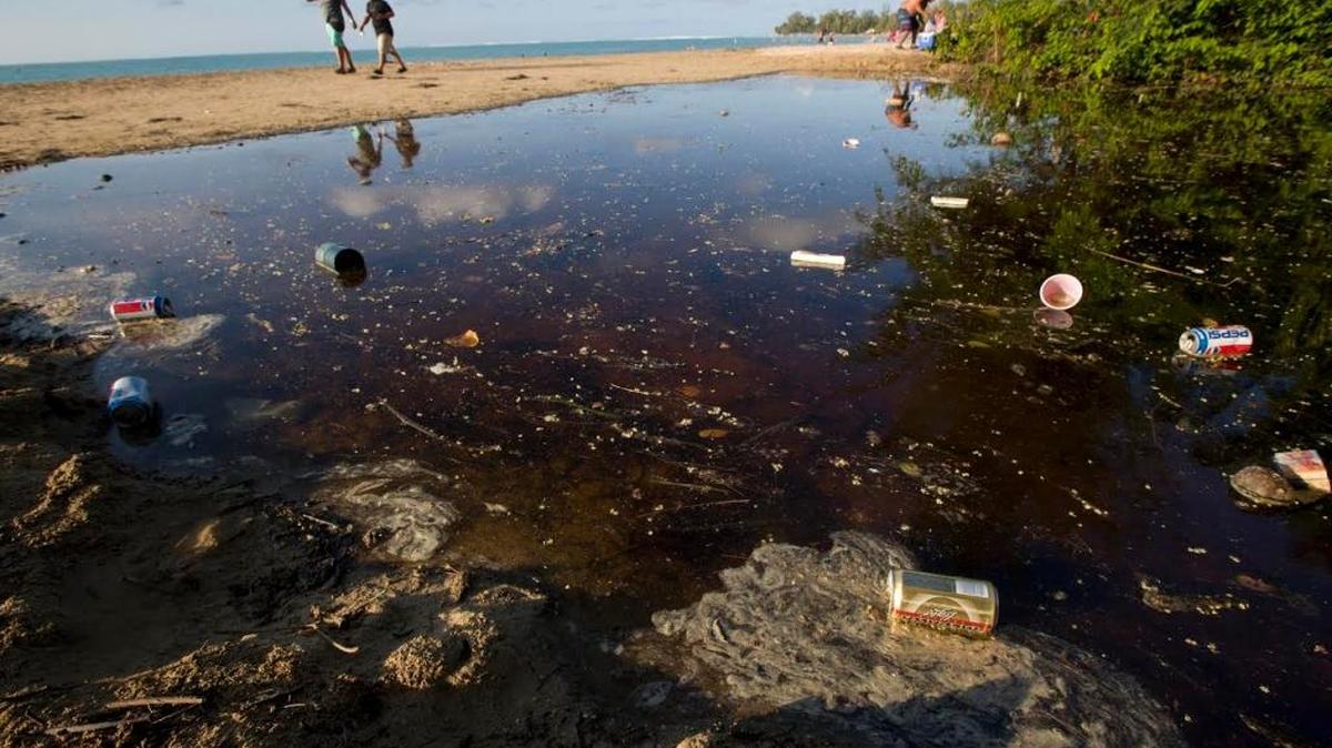 Basura y agua estancada en la playa de Luquillo. La Junta Interagencial para el Manejo de las Playas de Puerto Rico no ha invertido un centavo desde hace más de tres años en las playas.