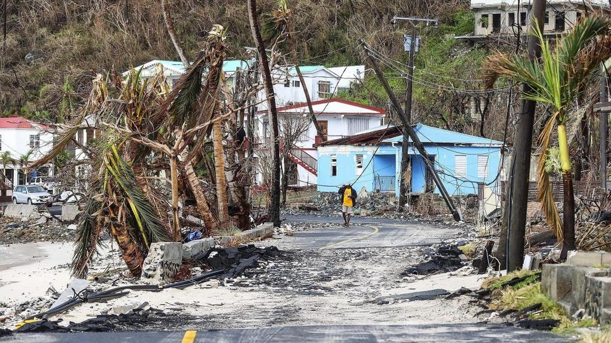 Un vecino de Tortola camina por las calles devastadas tras el paso del huracán María en las Islas Vírgenes Británicas ayer, 20 de septiembre de 2017.