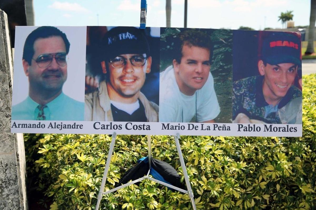 Las fotografías de los cuatro miembros de Hermanos al Rescate que murieron cuando sus avionetas fueron derribadas en 1996 por la Fuerza Aérea Cubana, durante una ceremonia de recordación en el aeropuerto de Opa Locka en febrero del 2017.