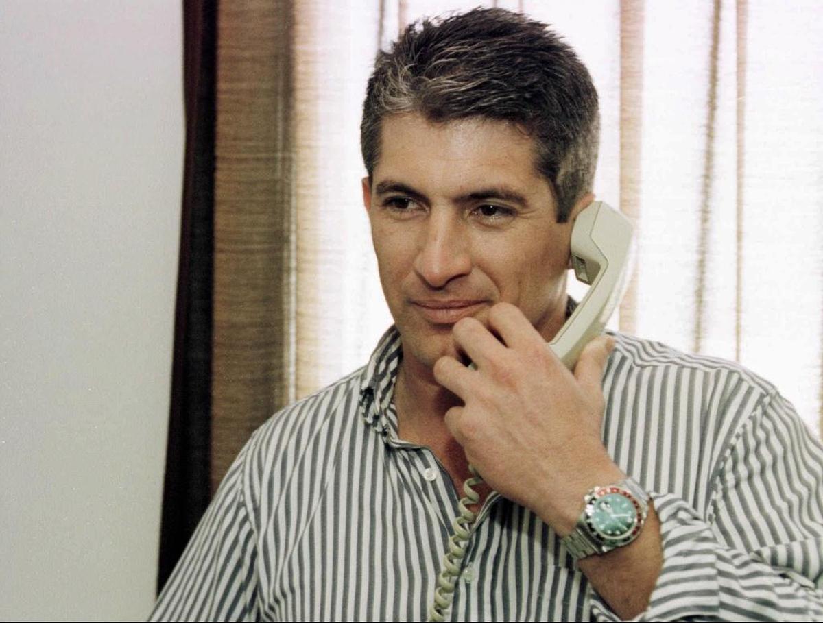 El piloto cubano Juan Pablo Roque habla por teléfono en un estudio de la televisión cubana en febrero de 1996.