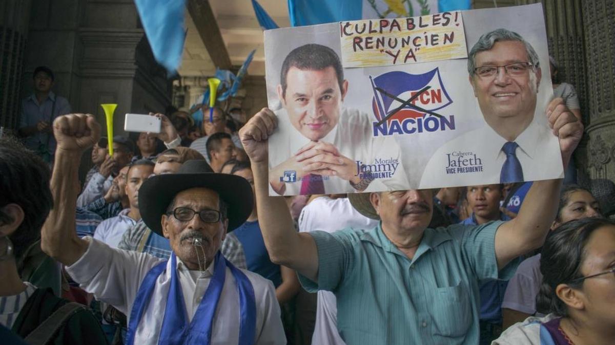 Guatemaltecos se manifiestan pidiendo la renuncia del presidente Jimmy Morales y en apoyo al presidente de la Comisión Internacional contra la Impunidad en Guatemala, Iván Velásquez, que investiga la corrupción, frente al Palacio de Cultura en Ciudad de Guatemala, el 27 de agosto.