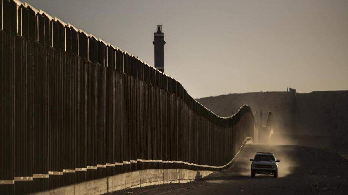 En 1993, William Jefferson Clinton (1993-2001), demócrata, comenzó a construir “el muro” en Tijuana, “con la idea de hacer más difícil que crucen”.