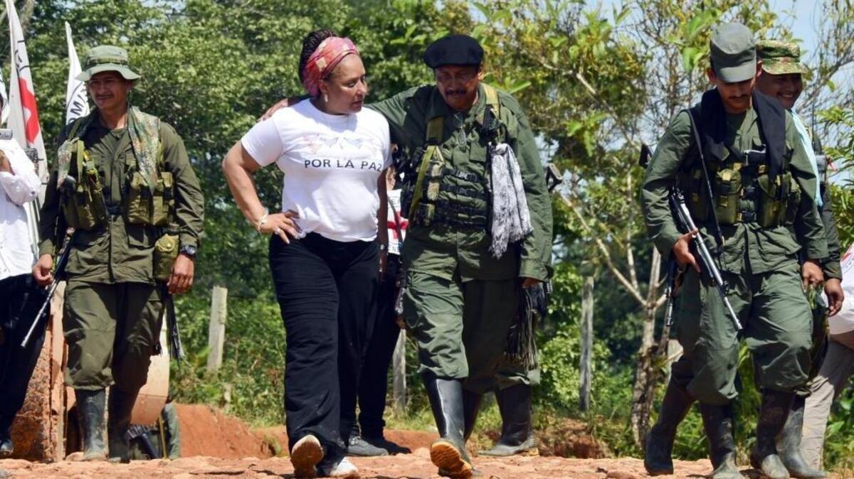 Piedad Córdoba, cuando era senadora, con miembros de las FARC, entre ellos el comandante Jairo (centro) en mayo del 2012.