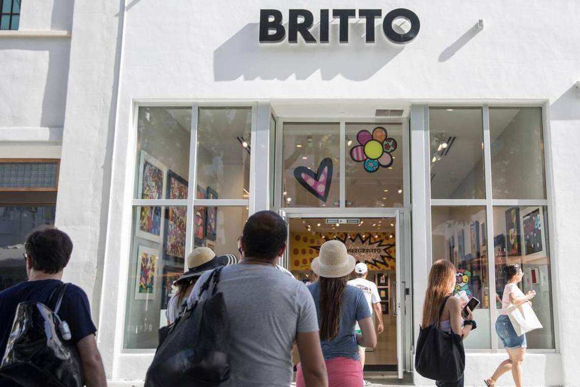 En mayo, Romero Britto presentó una queja contra el dueño de su local, The Denison Corporation, para salirse de su contrato de arrendamiento en 532 Lincoln Road.