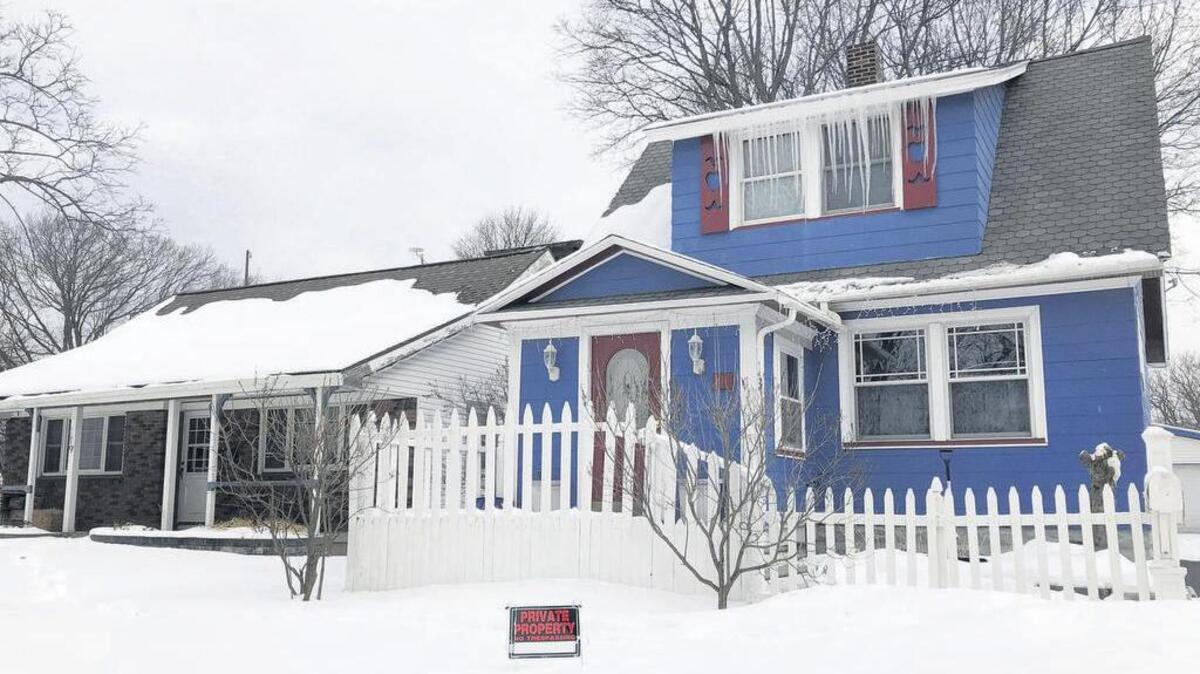 Un letrero que dice ‘propiedad privada’ alerta a las personas a que se mantengan alejados de la casa de Vincent Vetromile en Greece, Nueva York.