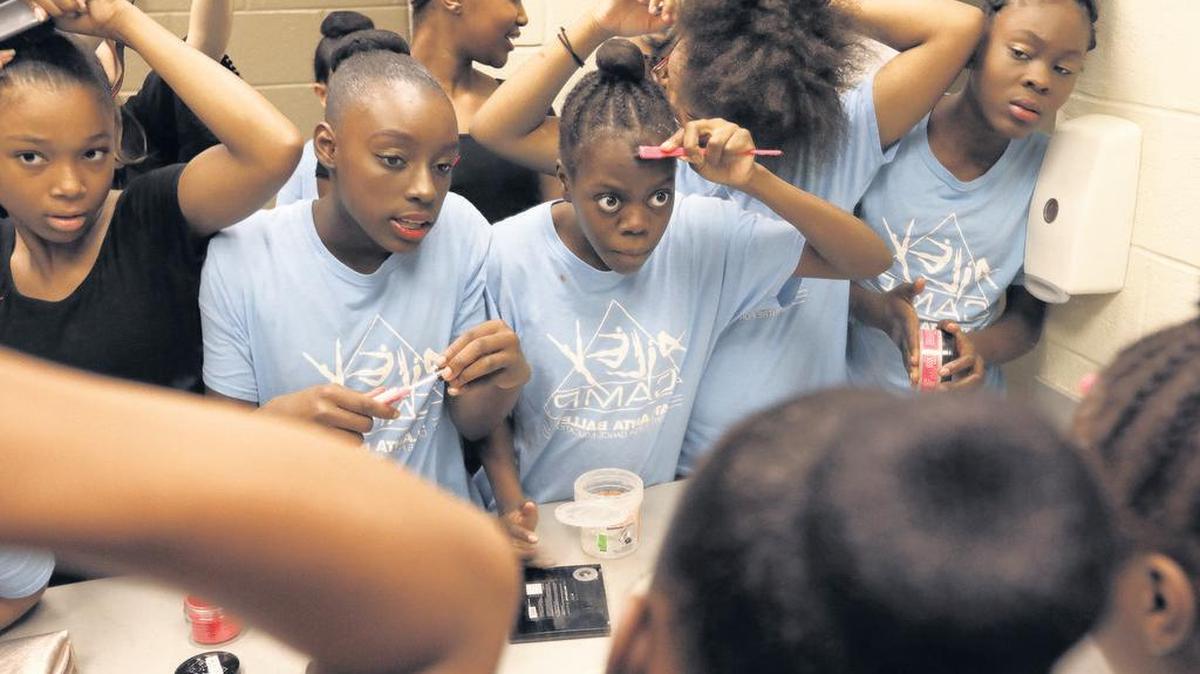 Participantes del AileyCampers se preparan para una función en el Clayton County Performing Arts Center en Jonesboro, Ga.