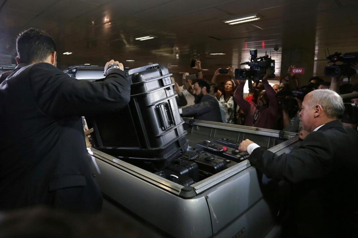 La policía federal brasileña se lleva documentos confiscados en octubre del 2016, como parte de la operación anticorrupción Lava Jato, en la que hay involucrados hombres de negocios y políticos de Brasil y Latinomérica.