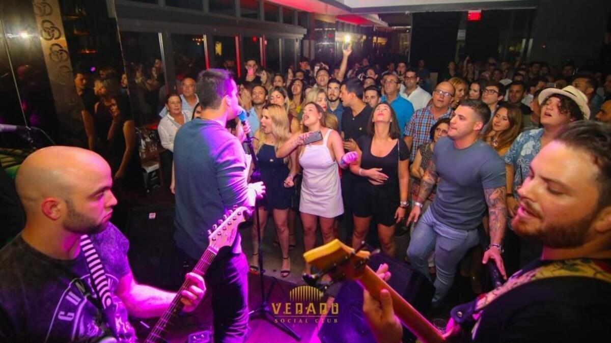 Vedado Social Club comenzó como un proyector cultural entre amigos. Hoy se siguen reuniendo en clubes como Havana 1957, de Brickell, y el It Lounge, en Midtown, entre otros espacios en los que suben a escena artistas cubanos que interesan a una nueva generación.