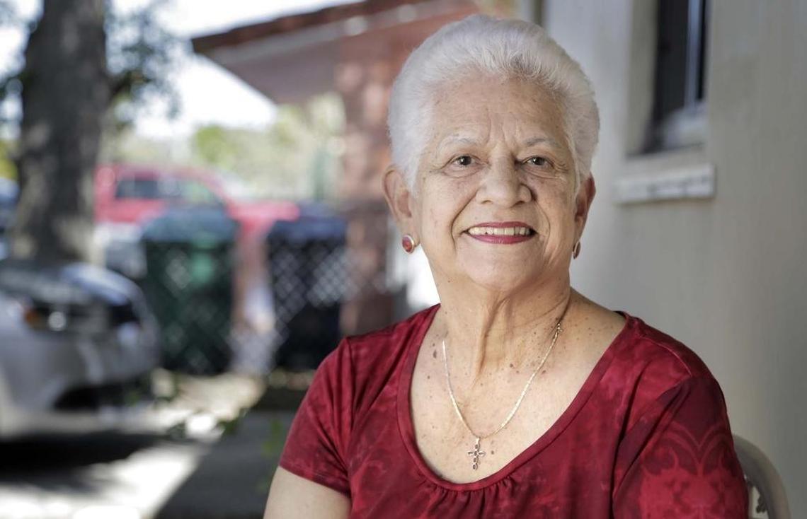 Marlene Cervantes, de 71 años, en Miami. En el inserto, en 1962 cuando participó en la ‘Operación Amigo’.
