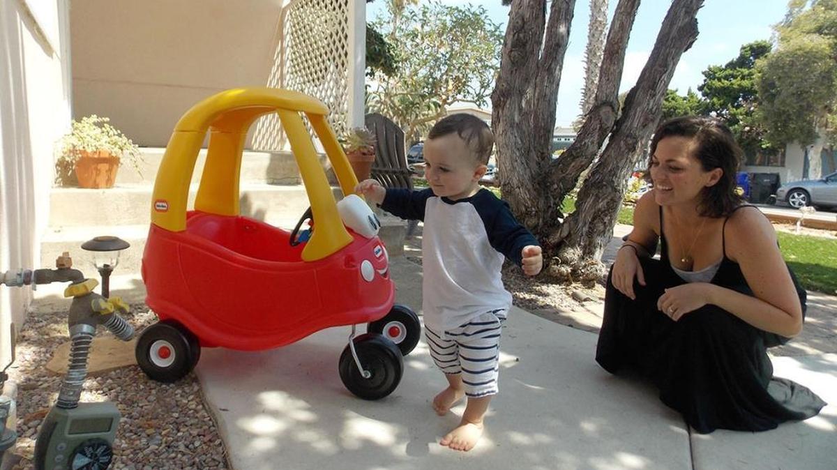 Kerri De Nies juega con su hijo, Gregory, en su casa de San Diego. Gregory dio positivo para adrenoleucodistrofia, un raro trastorno cerebral que afecta a uno de cada 18,000 bebés.