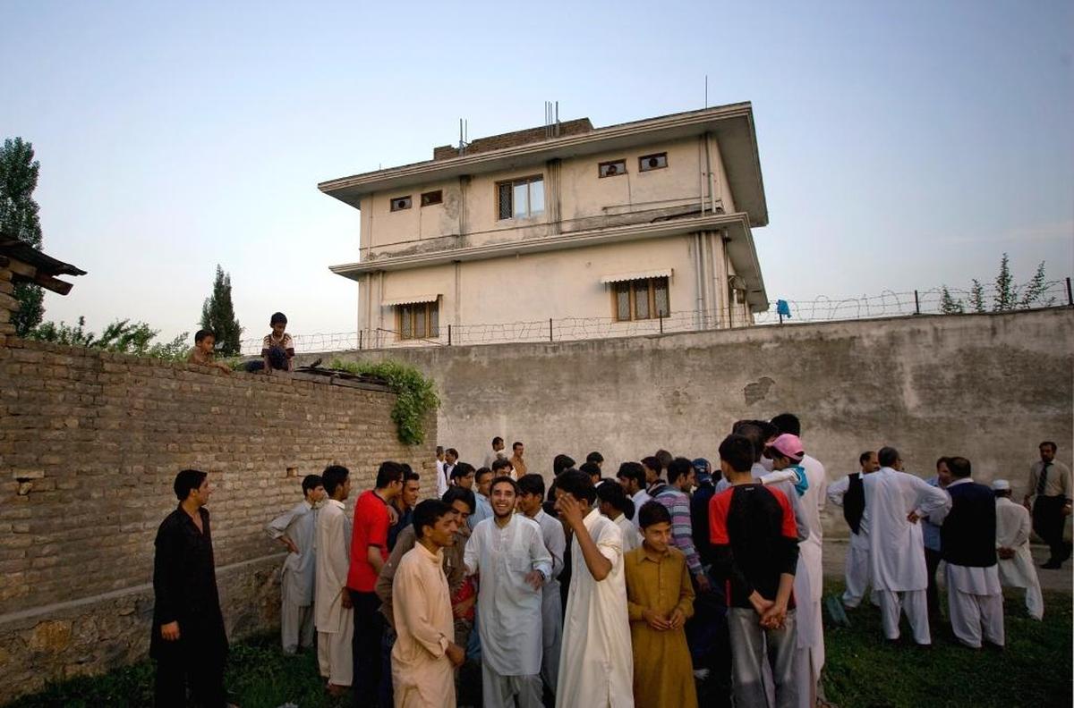 Un grupo de residentes de Abbottabad, Pakistán, se congregan en mayo del 2011 frente a la casa donde mataron a Osama bin Laden.