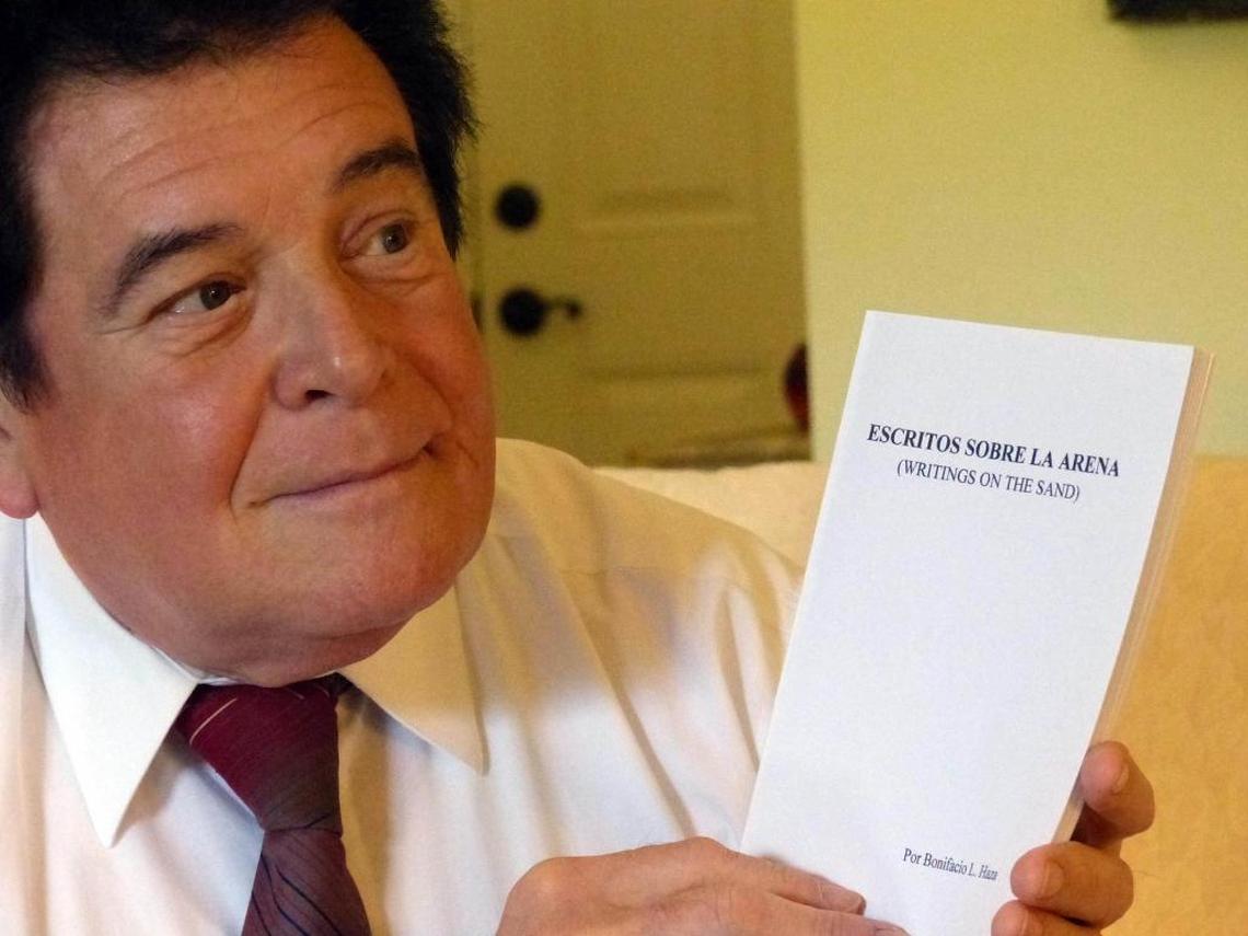 Bonifacio Haza, hijo de Bonifacio Haza Grasso, comandante de la Policía en Santiago de Cuba, fusilado en la Loma de San Juan, muestra su libro ‘Escritos sobre la Arena’.