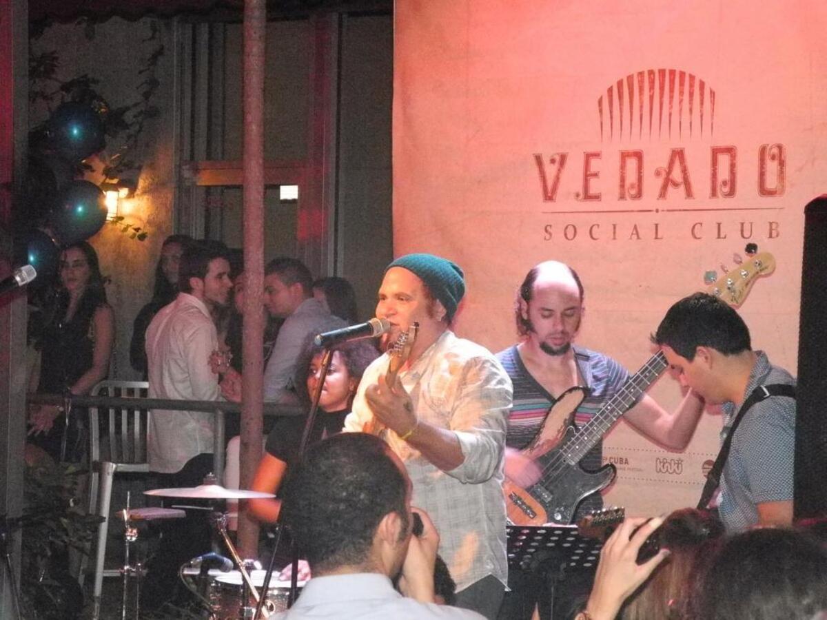 El cantante y compositor Kelvis Ochoa en Vedado Social Club en Miami.