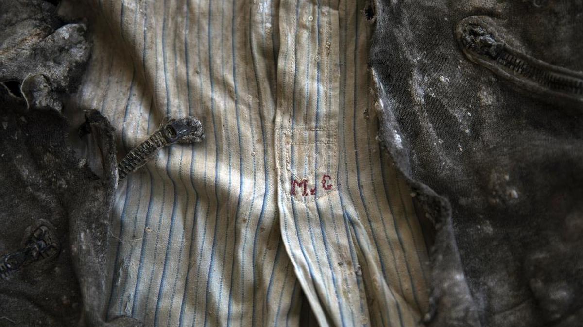 Ropa de una víctima con un monograma bordado con las letras ‘MG’.