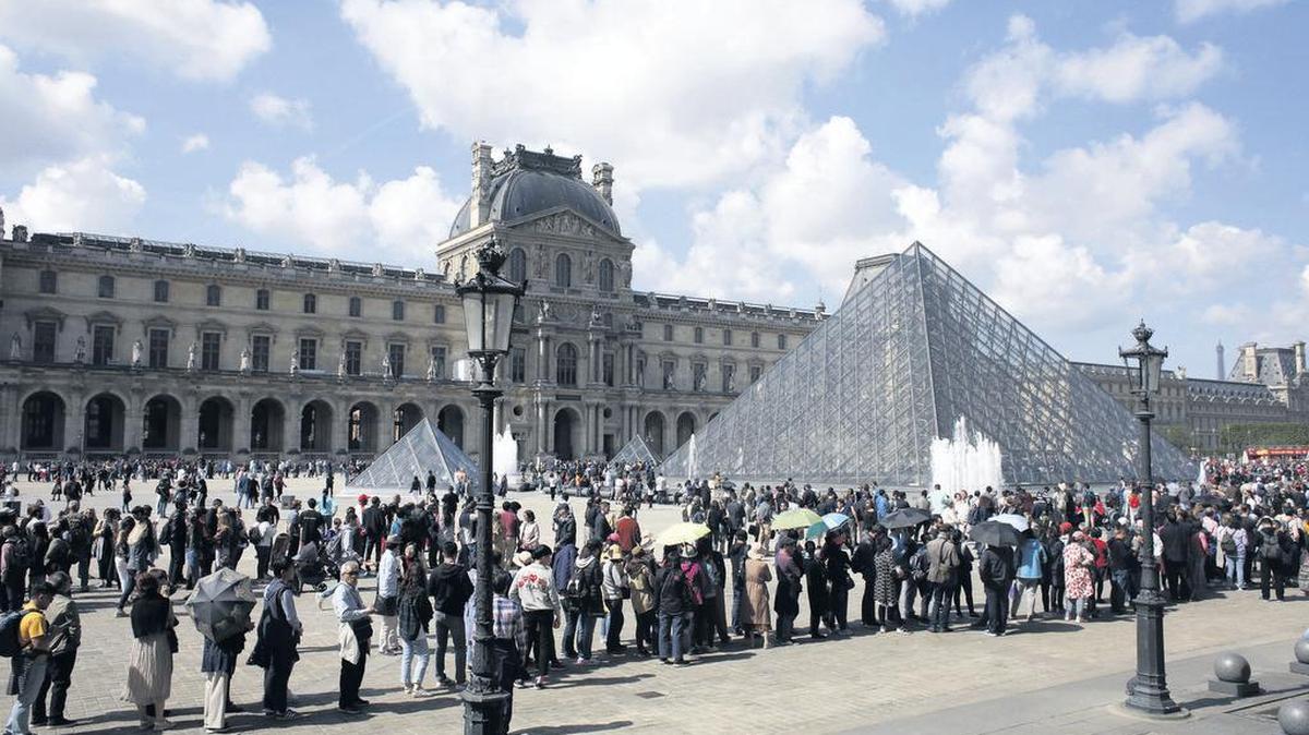 El Louvre de París cerró un día esta semana porque sus empleados dijeron que no podían con la cantidad de turistas.
