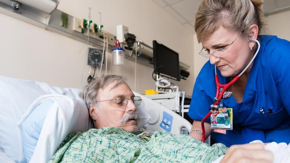 Dawn Nagel chequea a Scott Steffens, de 67 años. Nagel le informa que será tratado por septicemia.
