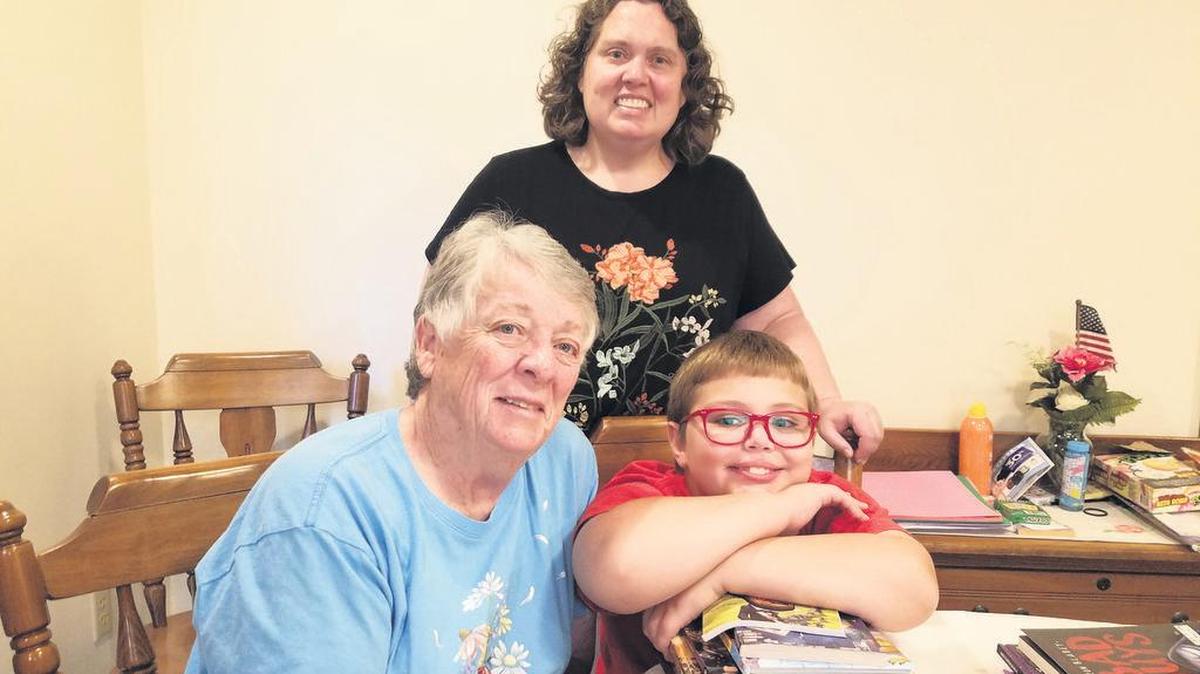 Renee Fry, al fondo, junto a su madre Pat y su hijo Liam. Renee y su marido dejaron su casa en Quincy, Massachusetts, poco después del comienzo de la pandemia en marzo y se mudaron con sus padres a las afueras de State College, Pennsylvania.