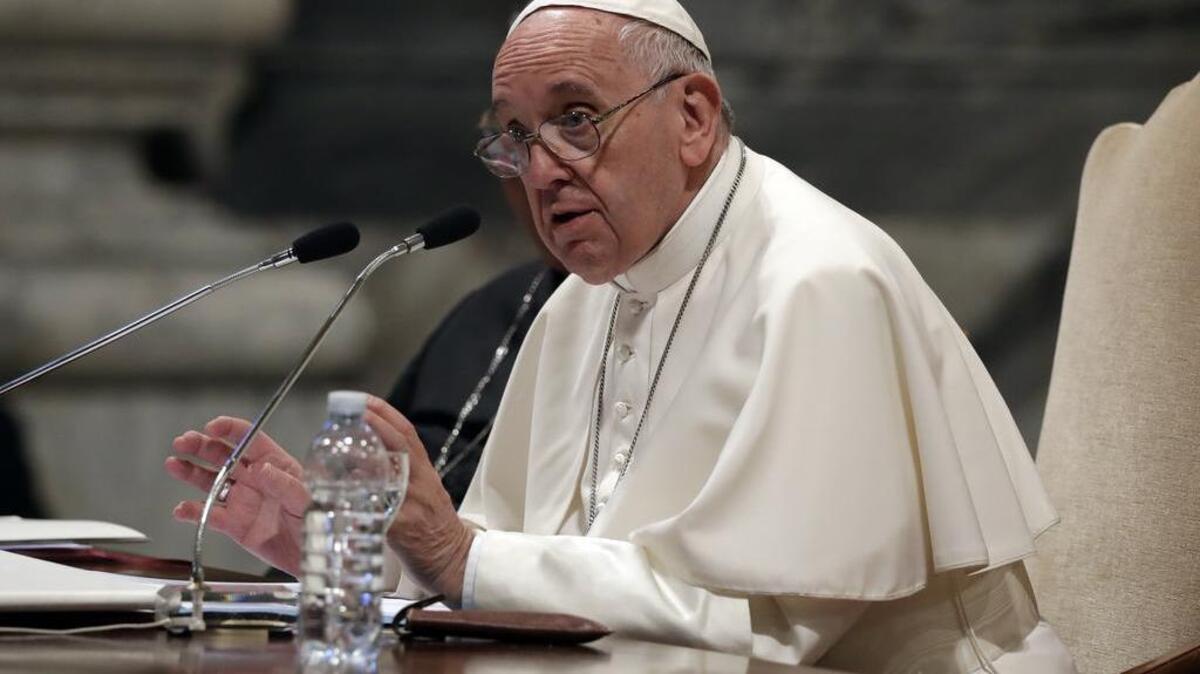 El papa Francisco presentó este jueves las nuevas leyes de la Iglesia Católica en las que requiere que los funcionarios reporten e investiguen el abuso sexual de los clérigos así como de los que lo encubren.