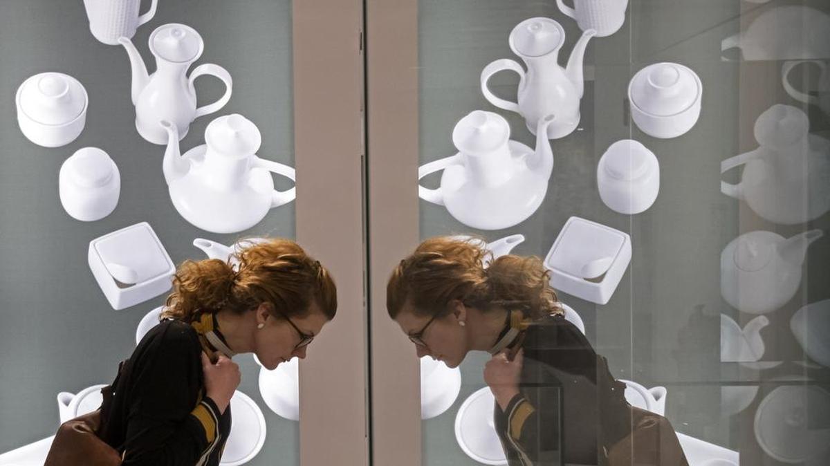Un visitante reflejado en una de las exhibiciones para celebrar los 100 años del Bauhaus en Alemania.