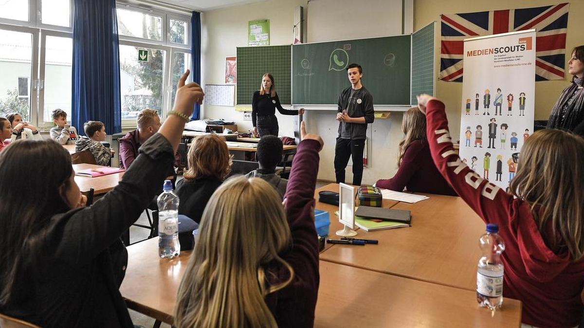 Leon Zielinski y Chantal Hueben, de 18 años, frente a un grupo de escolares de 5to grado hablaron de cómo usan el programa de mensajes Whatsapp, donde tienen un chat relacionado con su clase, de “cyberbulling“ (acoso a través de la internet) y sobre lo que pueden publicar y lo que no.