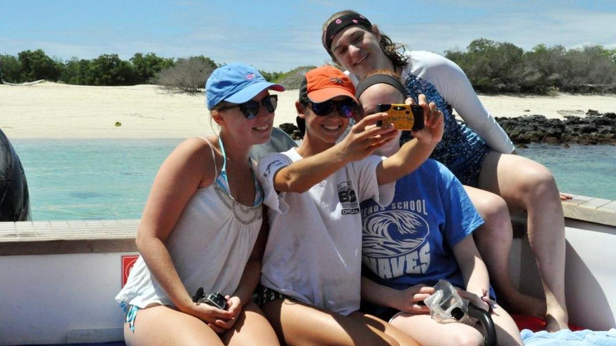 Un grupo de jóvenes se toman un ‘selfie’ para publicar en las redes sociales.