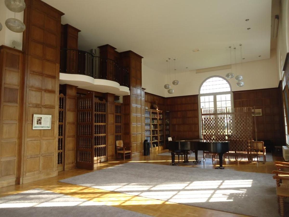 Biblioteca de la Casa Cuba en la Cité Internationale Universitaire en París. En esta se puede ver un retrato al óleo de Pierre Sánchez Abreu, otro del urólogo Joaquín Albarrán, un busto de Felipe Poey y gran cantidad de volúmenes relacionados con la historia de la Isla.